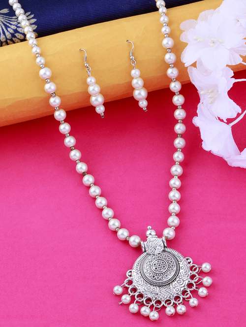silver plated pearl necklace - 17466237 -  Standard Image - 0