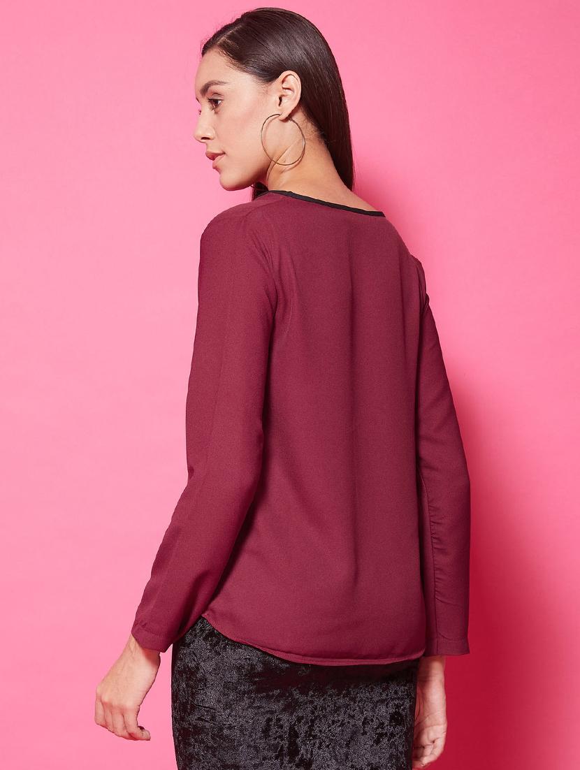contrast piped v-neck top - 17484061 - Standard Image - 2