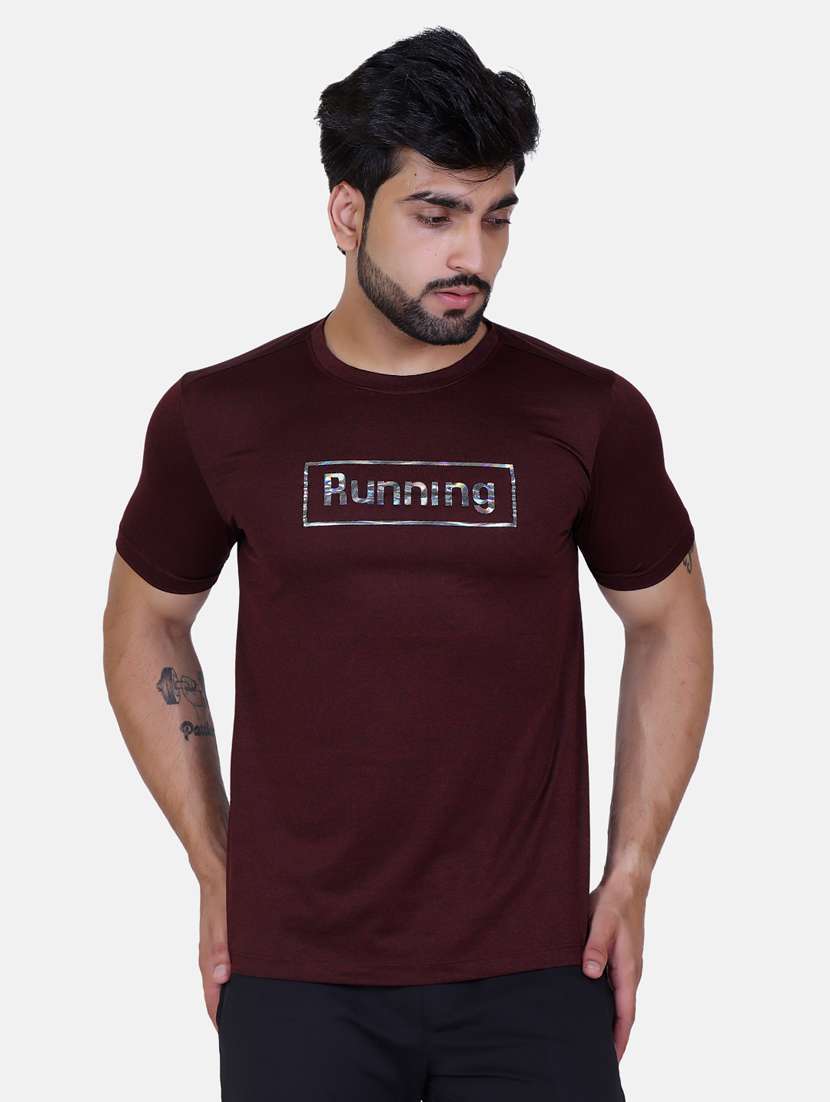 maroon chest printed t-shirt