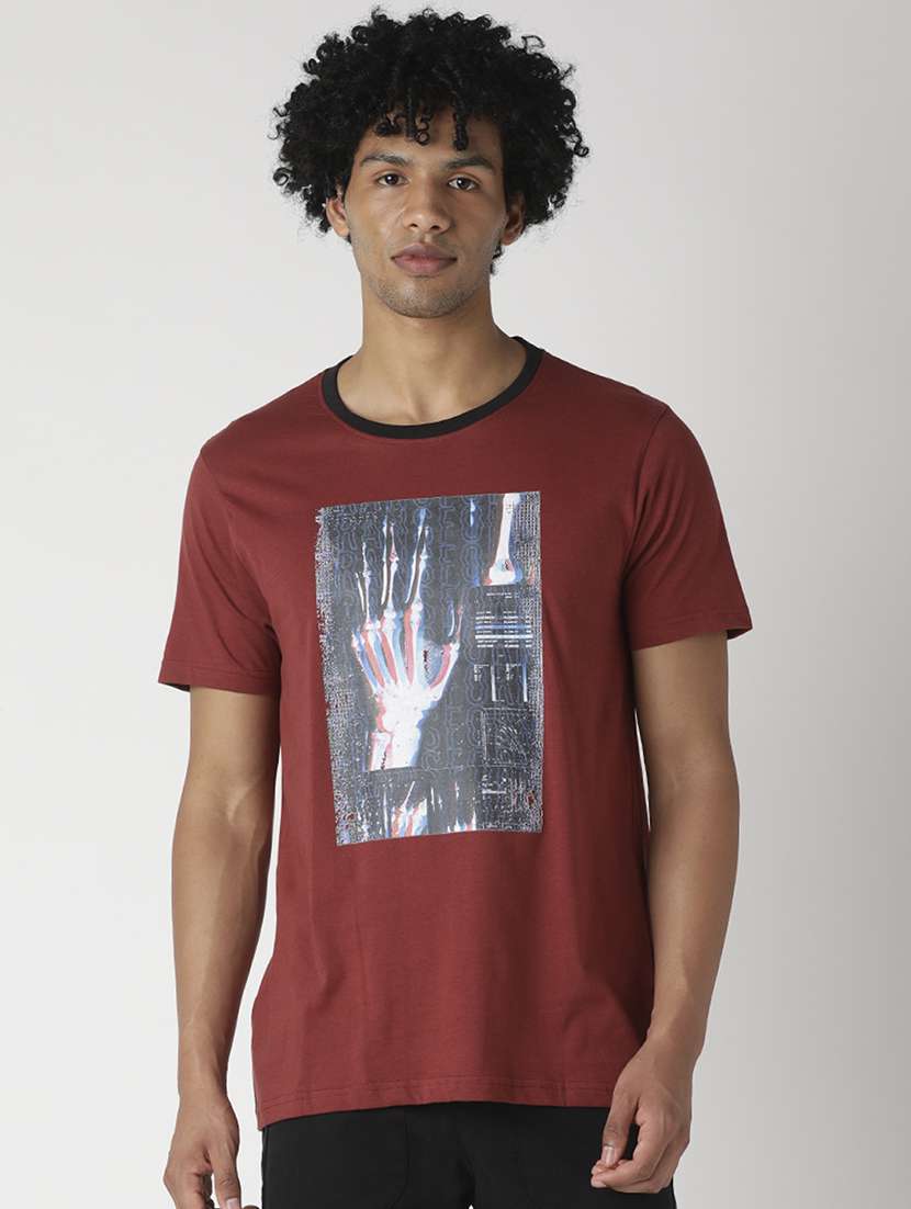 maroon printed t-shirt