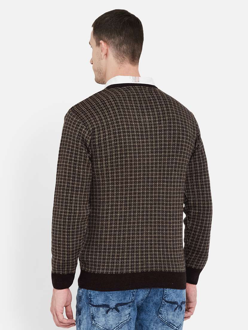 brown checkered pullover - 17997308 -  Standard Image - 2