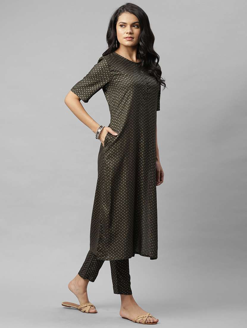 women round neck kurta pant set with mask - 17998023 -  Standard Image - 2