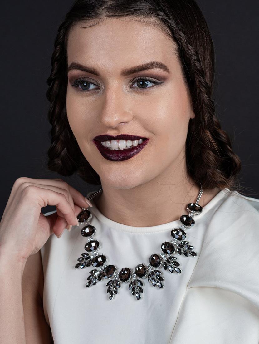 oval-shaped black necklace - 18036461 - Standard Image - 2