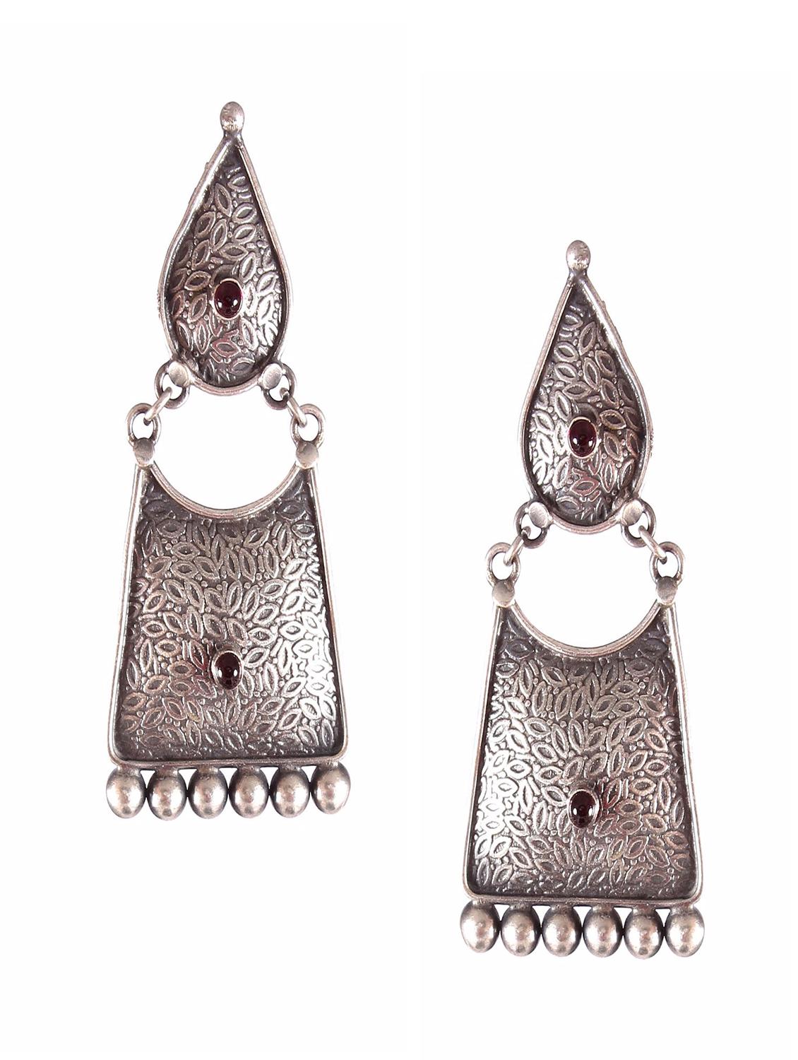 handcrafted embellished earring - 18137983 - Zoom Image - 0