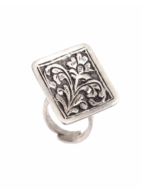 silver finger ring  - 18138013 -  Standard Image - 0