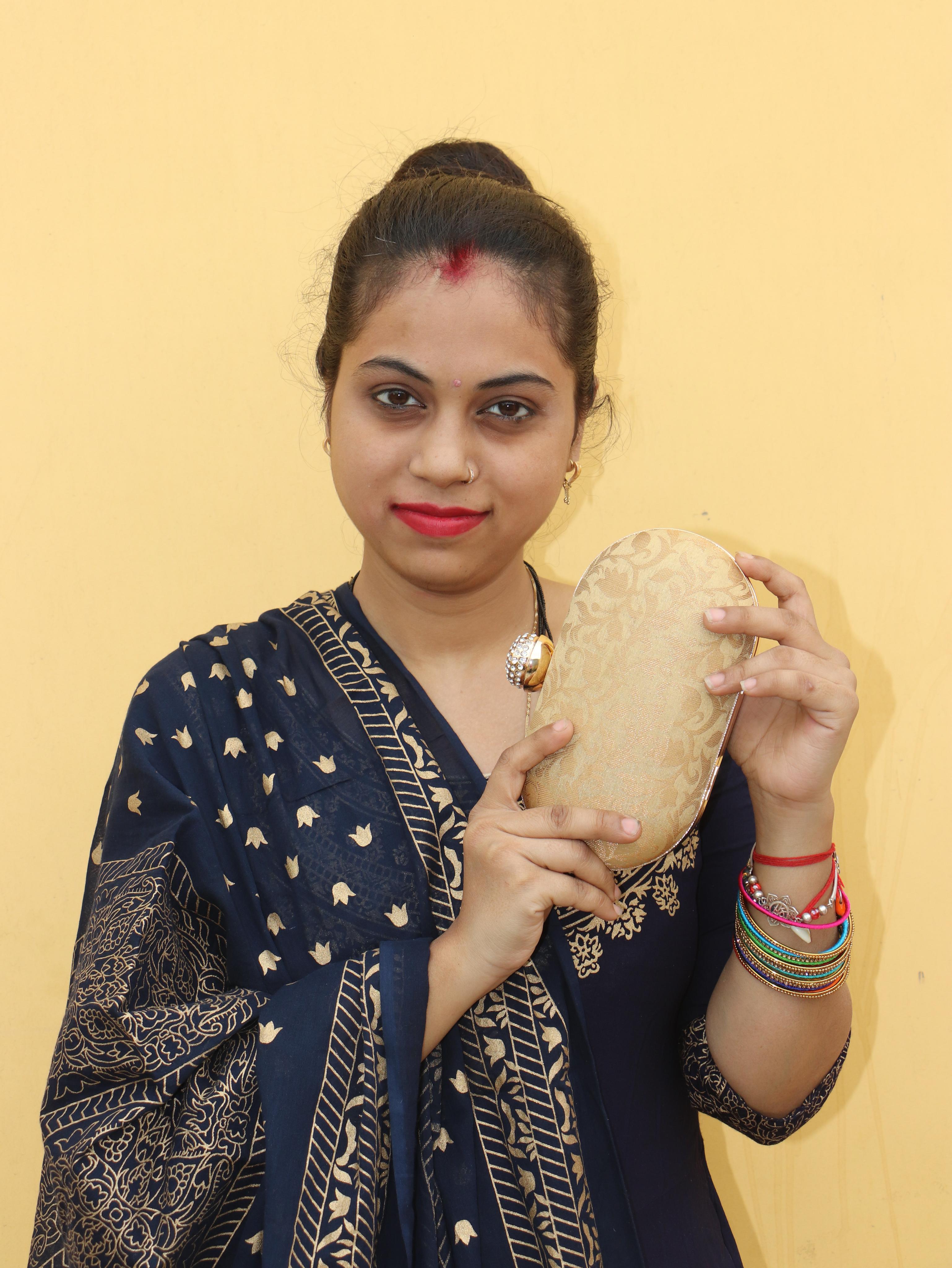 brocade ethnic traditional theme hand clutch - 18186810 - Zoom Image - 0