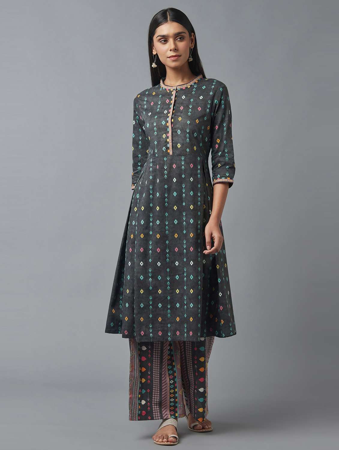w women grey geometric print cotton kurta with parallel pant