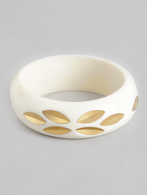 white plastic bangle  bracelet - 18300669 -  Standard Image - 0