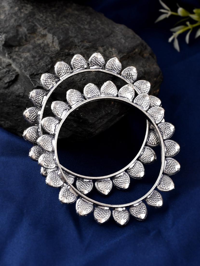 set of 2 silver toned oxidised filigree shaped bangles - 18380050 - Zoom Image - 0