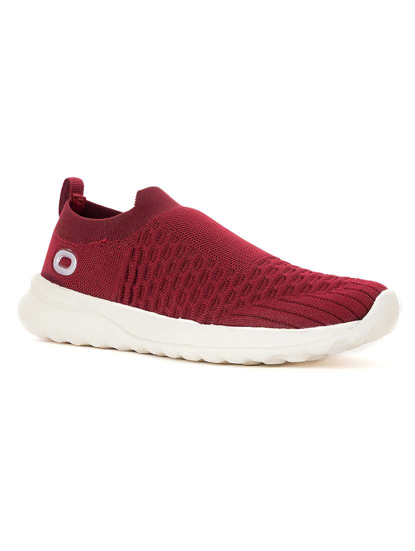 maroon fabric sport shoes