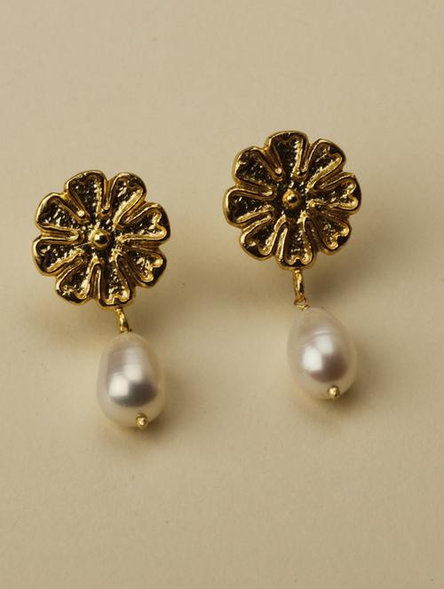 pearl flower stud earings - 18449947 -  Standard Image - 0