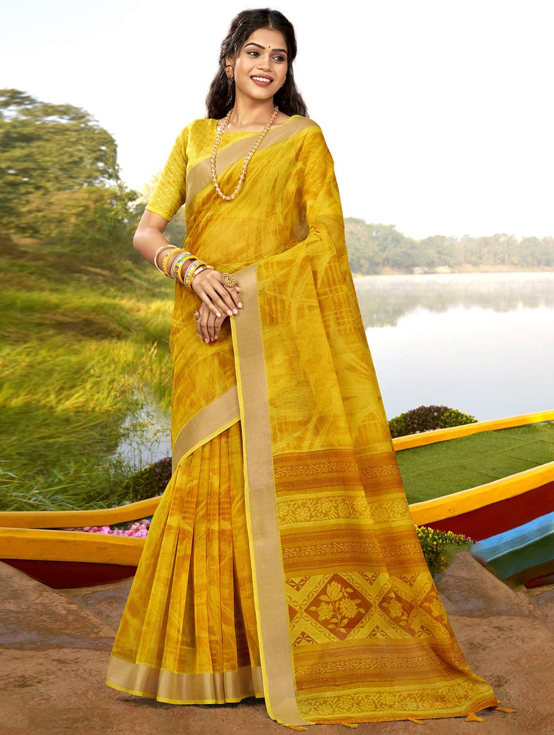 contrast bordered self design woven saree with blouse