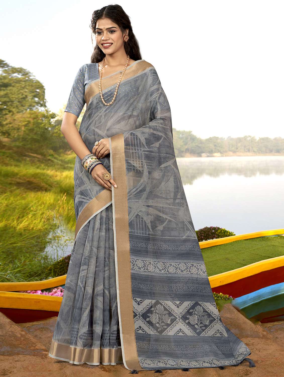 contrast bordered self design woven saree with blouse