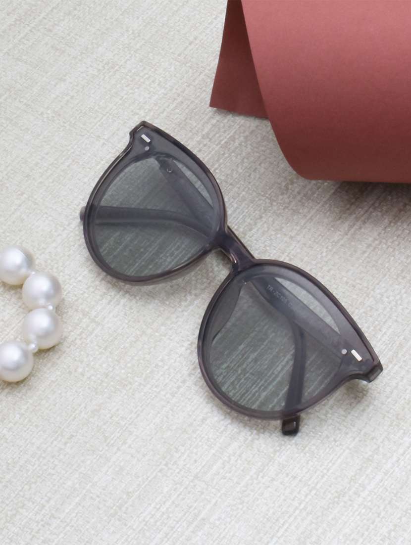 jupiter round in grey sunglasses 