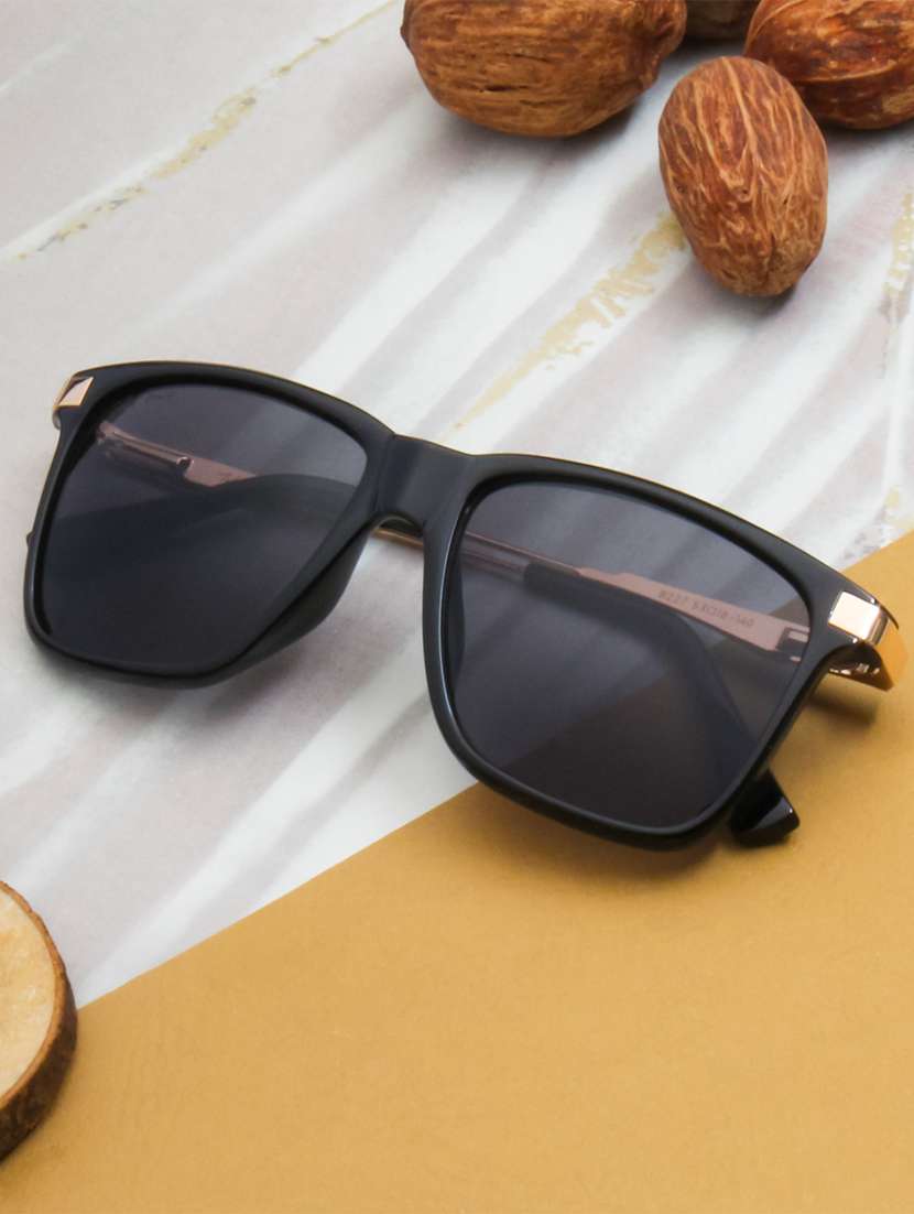 diago wayfarer in grey sunglasses 