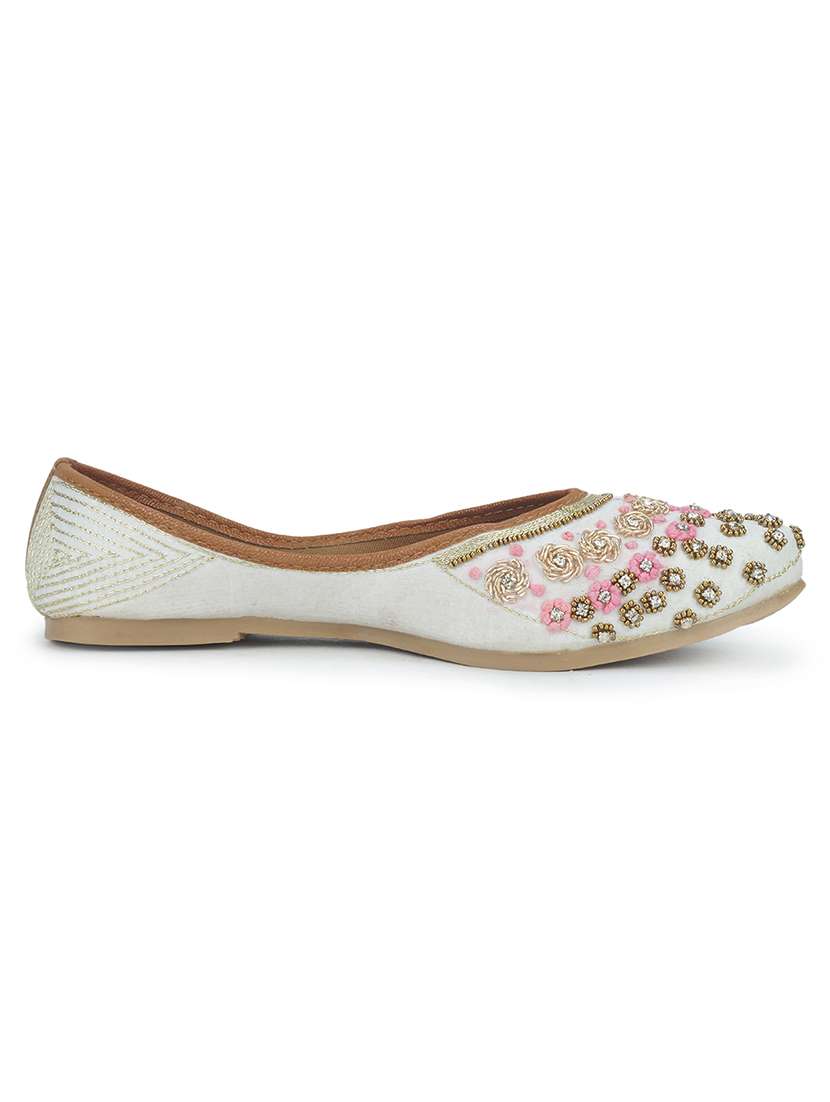 women embellished ethnic juttis - 18463291 -  Standard Image - 2
