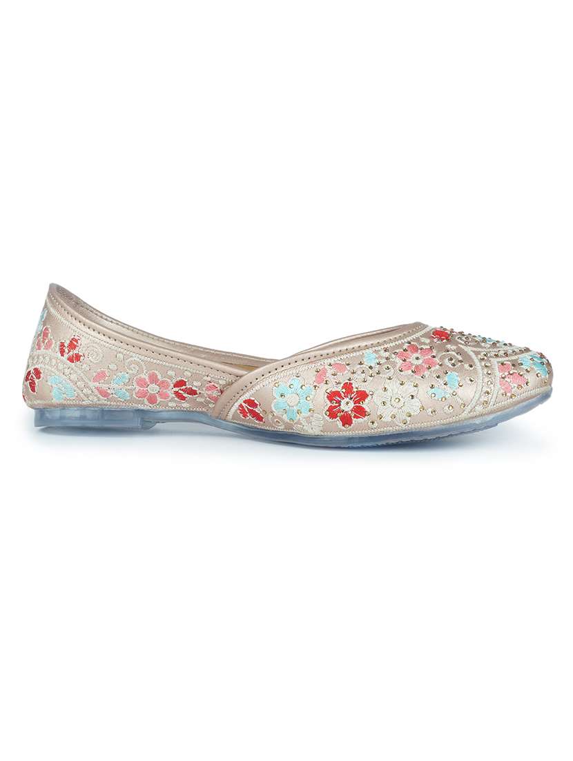 women embellished ethnic juttis - 18463414 - Standard Image - 2