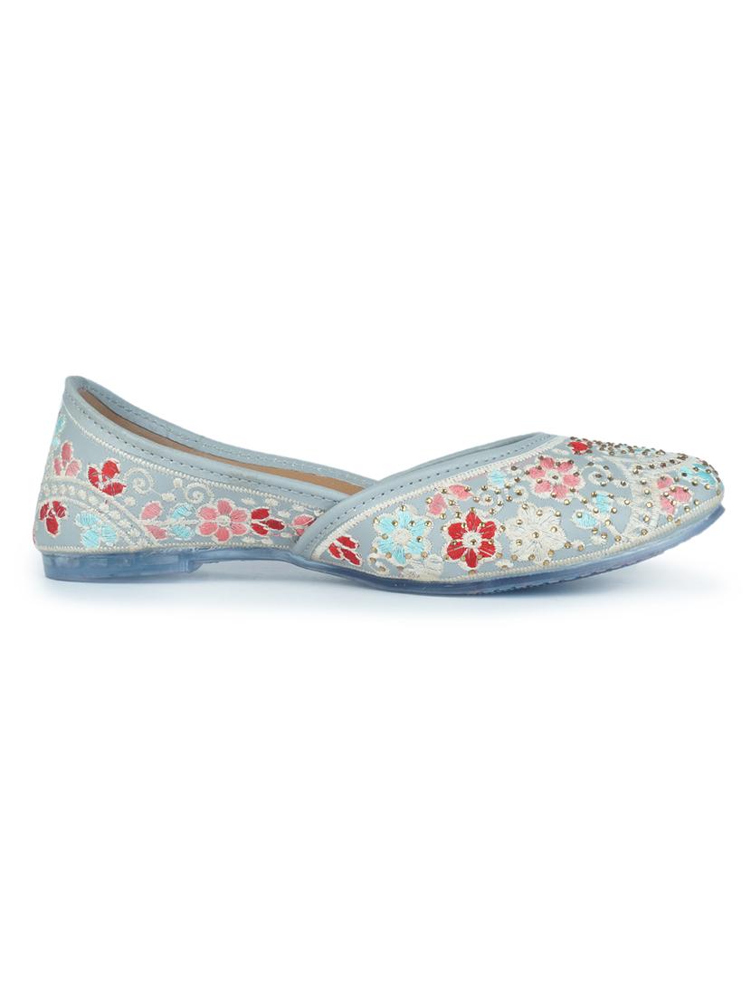 women embellished ethnic juttis - 18463415 - Standard Image - 2
