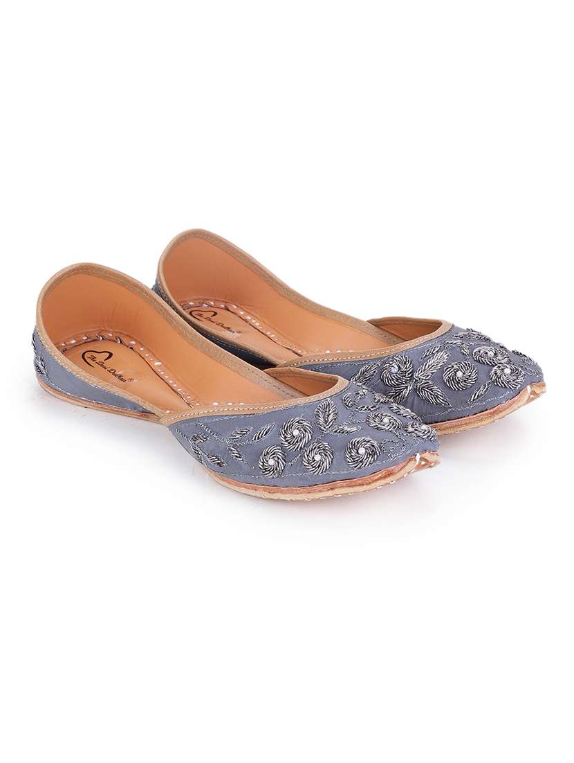 women embellished ethnic juttis