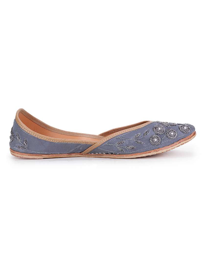 women embellished ethnic juttis - 18463428 -  Standard Image - 2