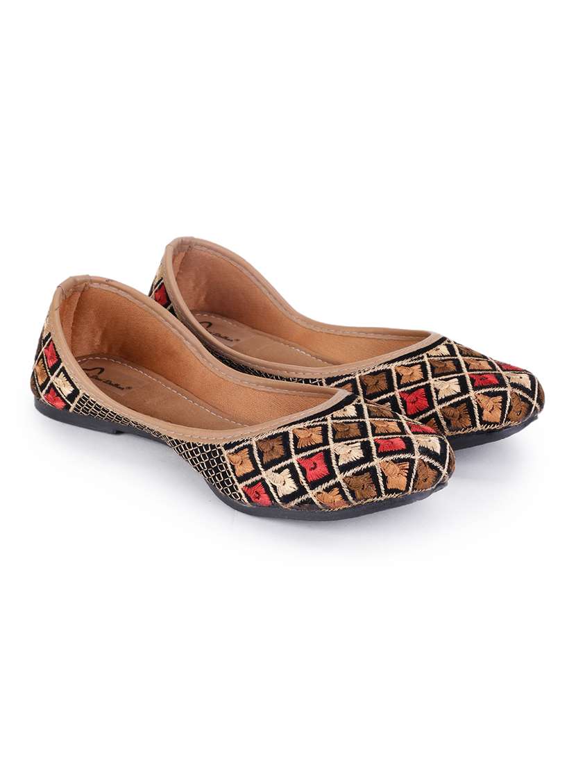 women embroidered ethnic juttis