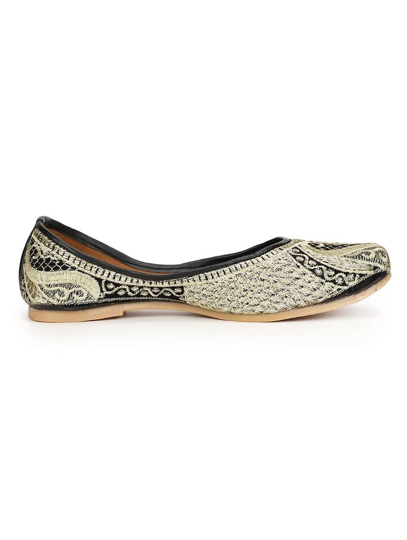 women embroidered ethnic juttis - 18463458 -  Standard Image - 2