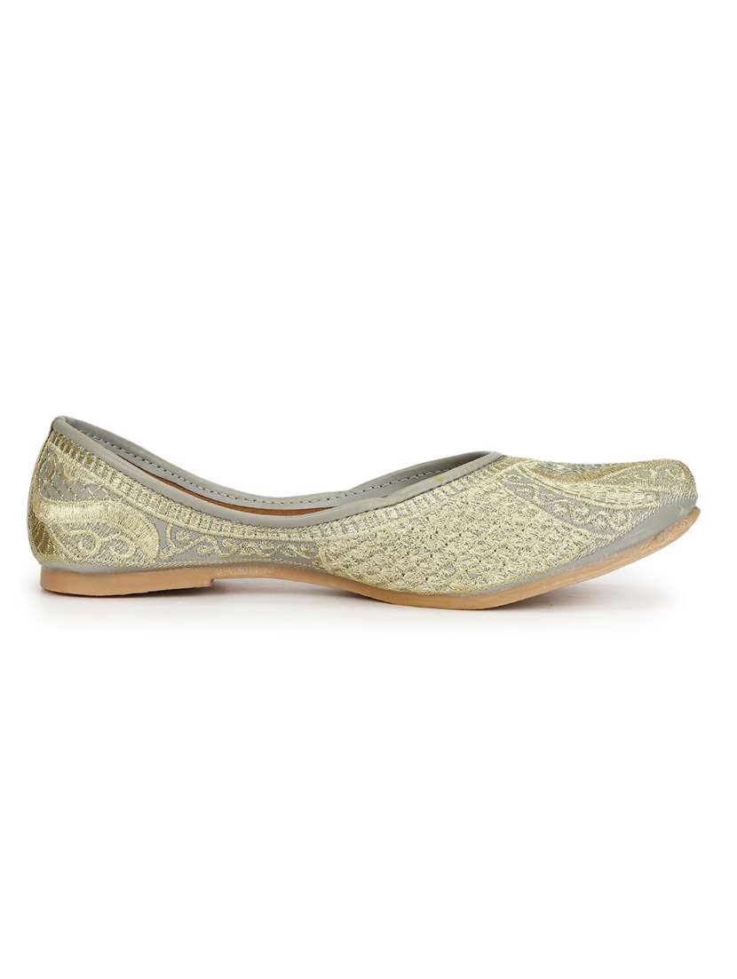 women embroidered ethnic juttis - 18463460 -  Standard Image - 2