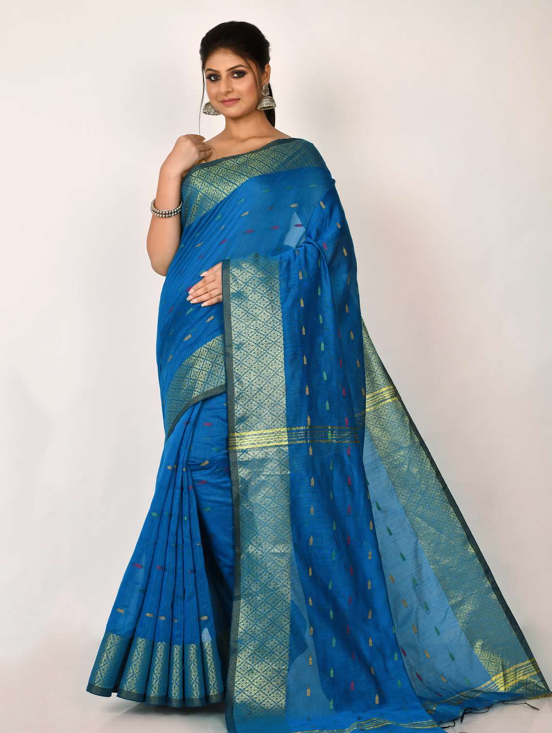 golden zari work handloom saree with blouse