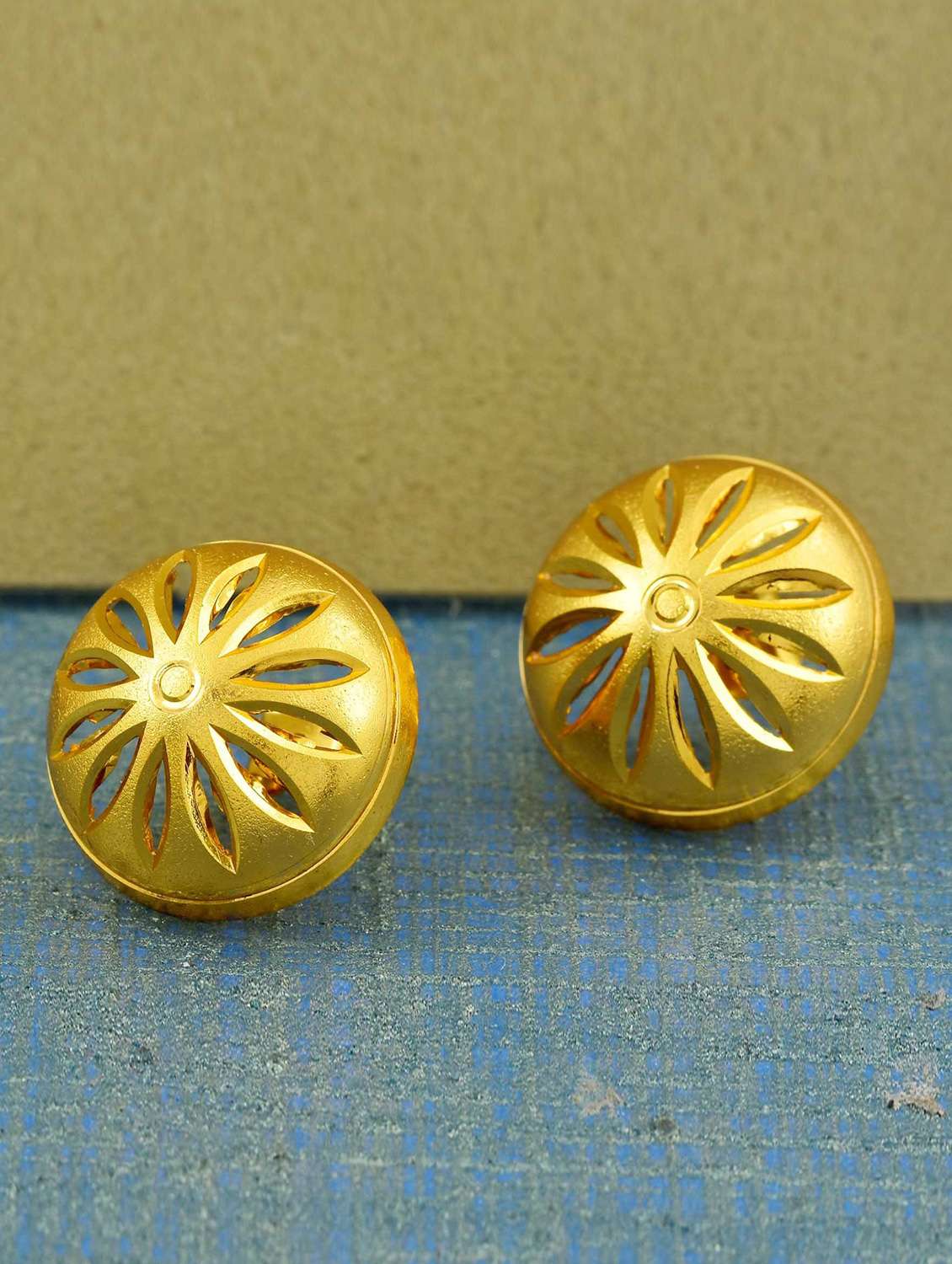 women gold stud earring - 18534435 - Zoom Image - 0