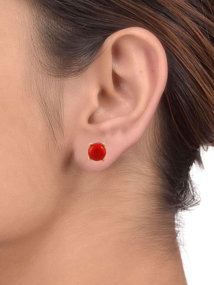 gold stud earring - 18535495 -  Standard Image - 2