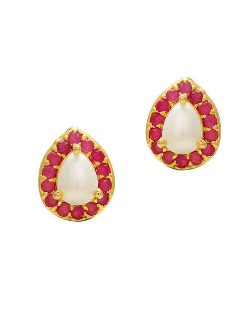 gold  stud earring - 18535507 -  Standard Image - 0