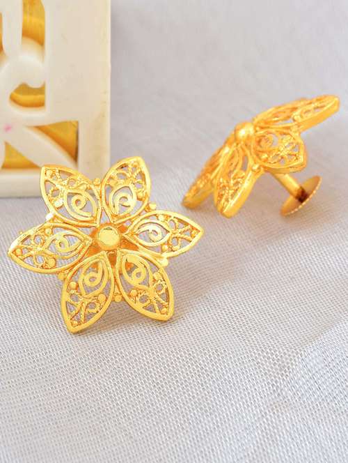 gold plated earring  - 18535544 -  Standard Image - 0