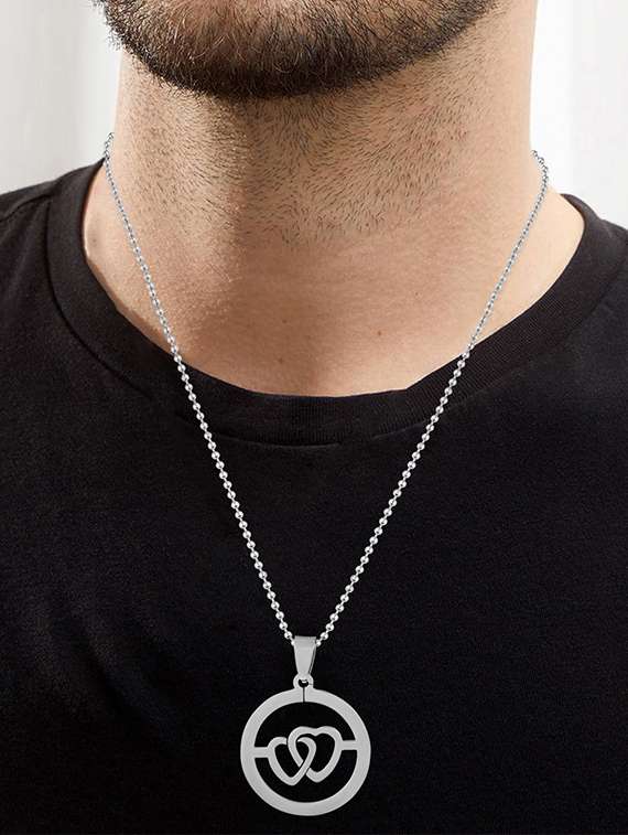  love heart shape chain pendant  - 18536394 -  Standard Image - 2