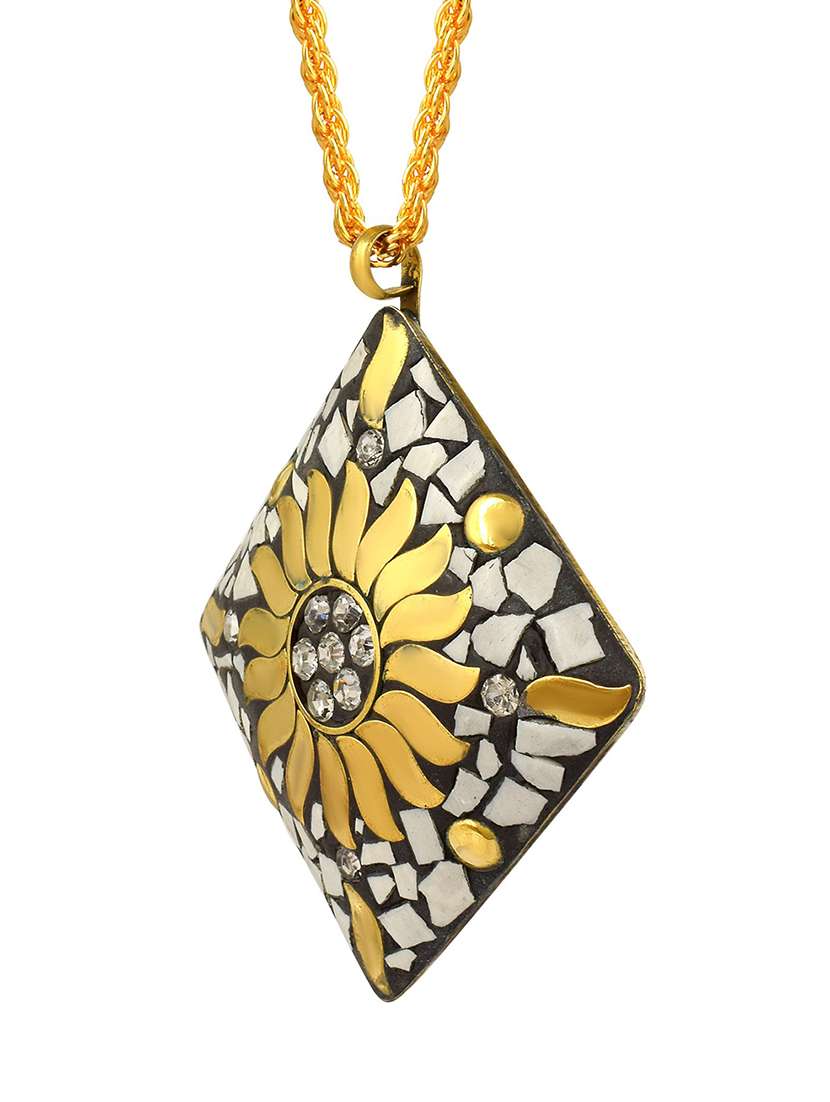 gold plated pendant set  - 18536396 -  Standard Image - 2