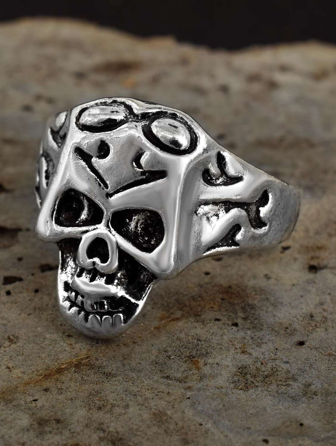 silver pleated ring - 18537152 -  Standard Image - 2