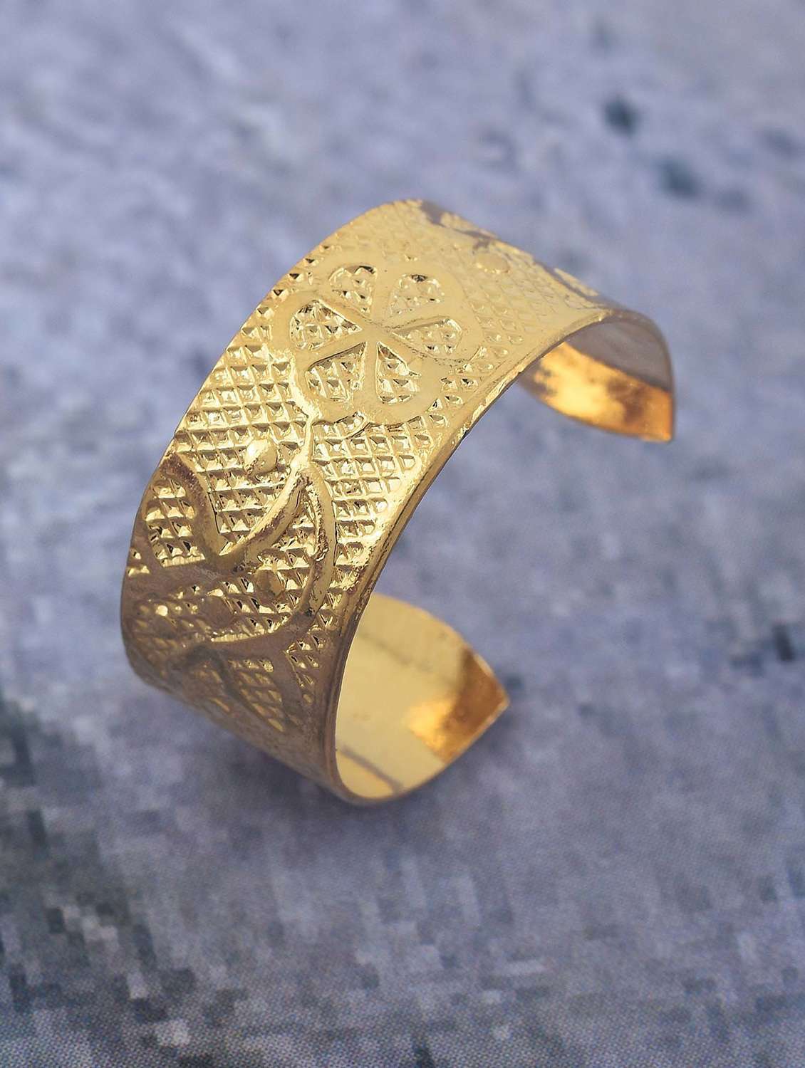 gold pleated ring - 18537185 -  Standard Image - 2