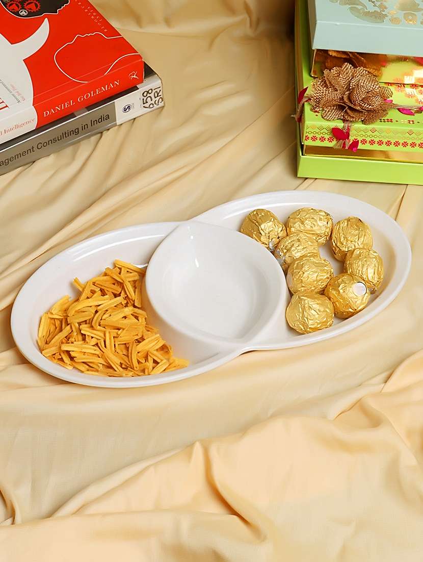 cdi set of 4 white solid oval shaped platter with dip bowls