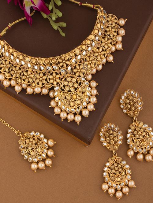 gold metal set - 18567485 -  Standard Image - 0