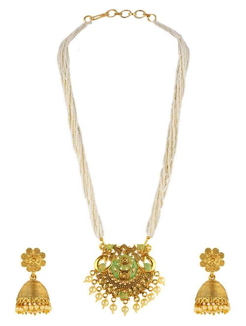 gold metal set - 18567515 -  Standard Image - 0