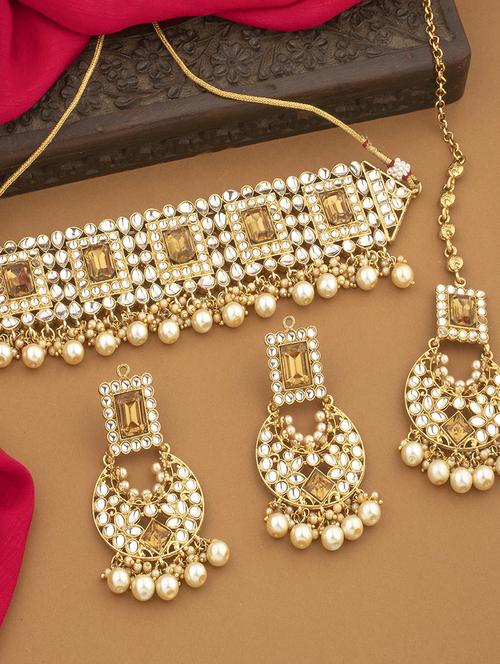 gold metal set - 18567529 -  Standard Image - 0
