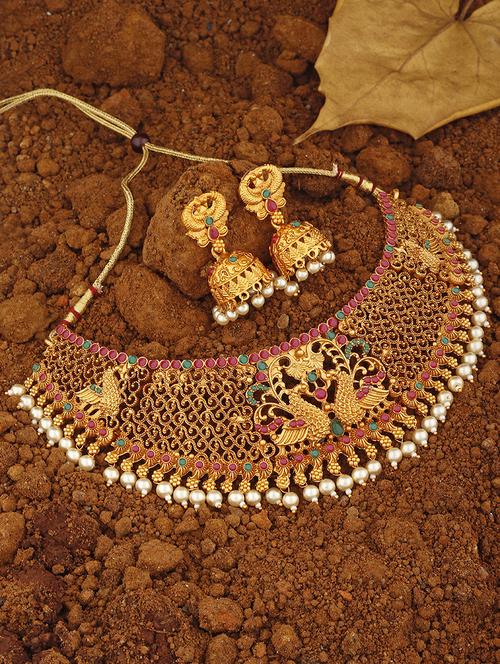 gold metal set - 18567538 -  Standard Image - 0