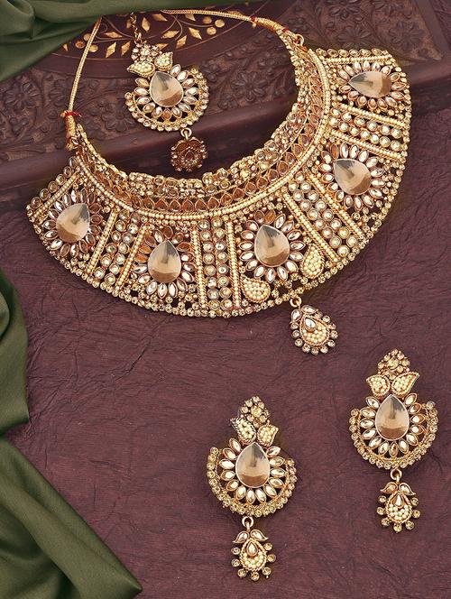 gold metal set - 18567558 -  Standard Image - 0