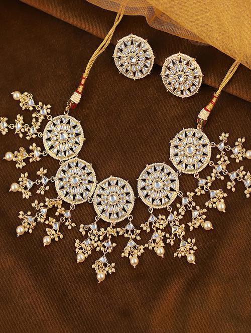 gold metal set - 18567569 -  Standard Image - 0