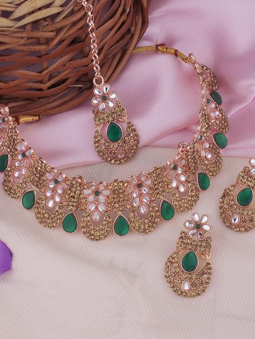 green necklace earring set with maangtikka - 18567612 - Standard Image - 0