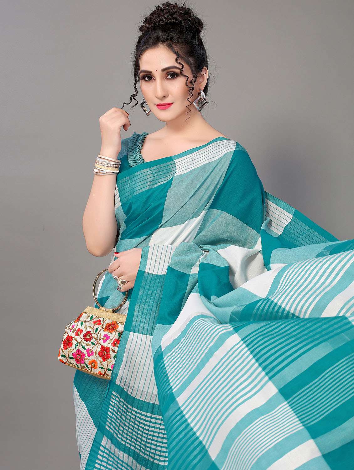 checkered handloom saree with blouse - 18627136 -  Standard Image - 2