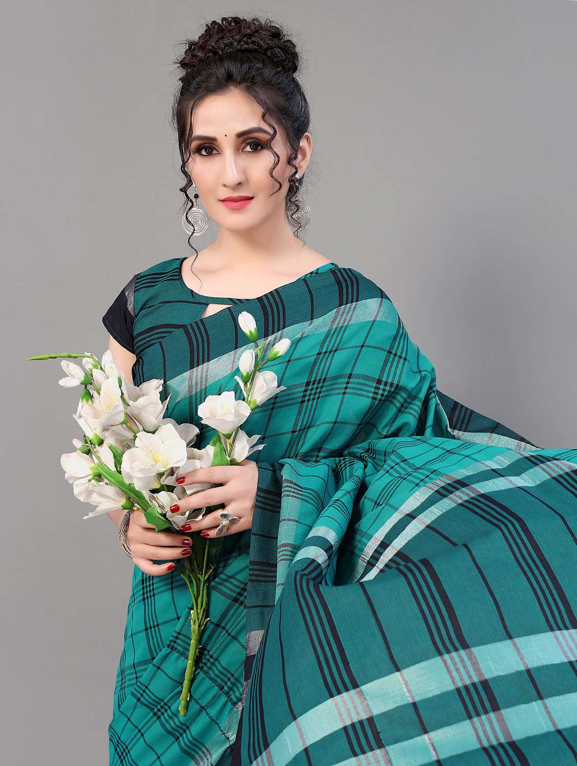checkered handloom saree with blouse - 18627190 - Standard Image - 2