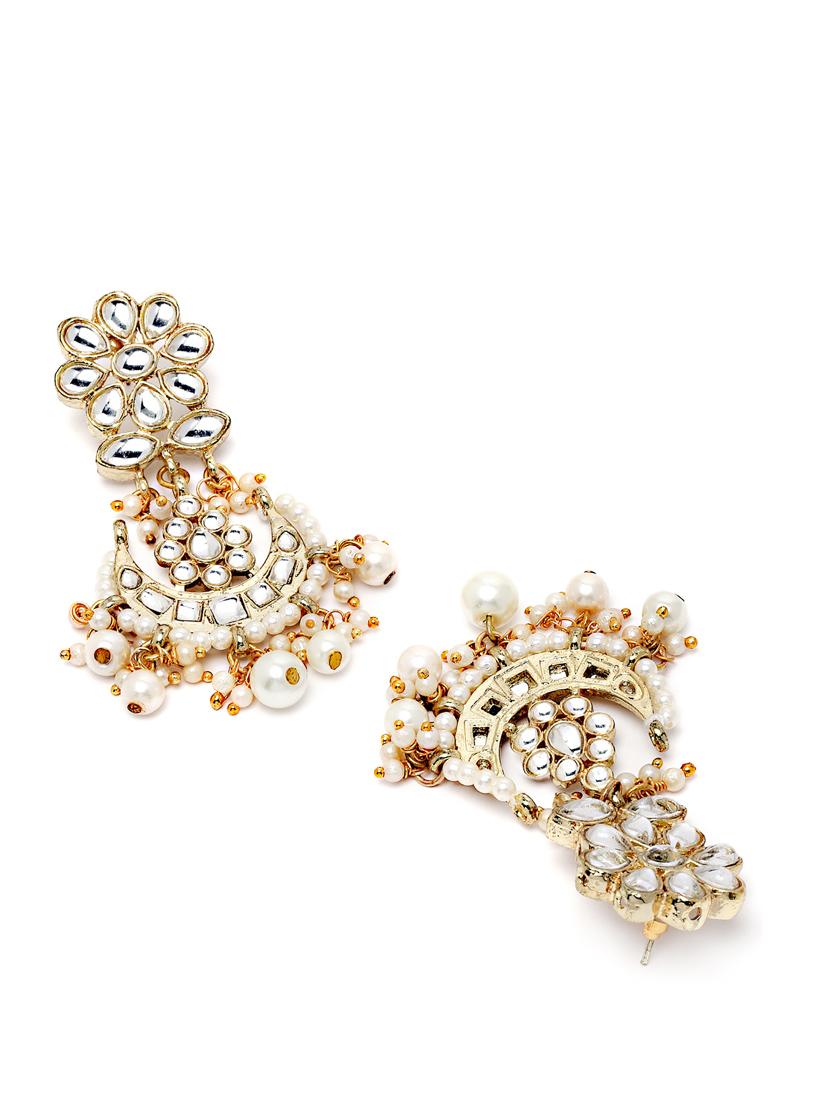 gold metal earring - 18633144 - Standard Image - 2