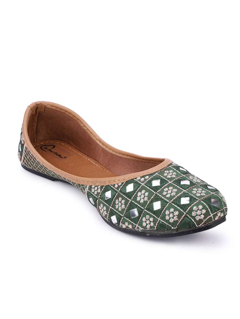 women embroidered mojari 