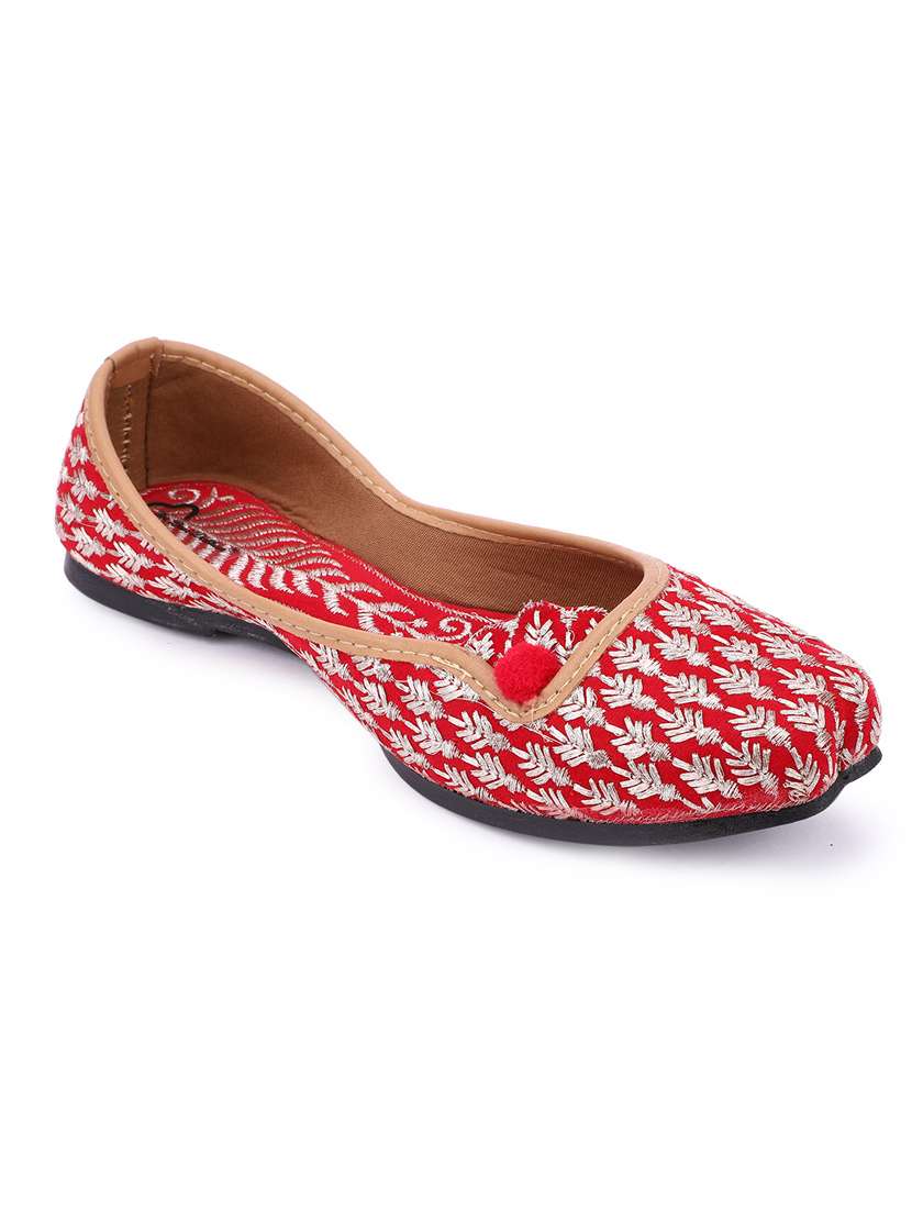 women embroidered mojari 