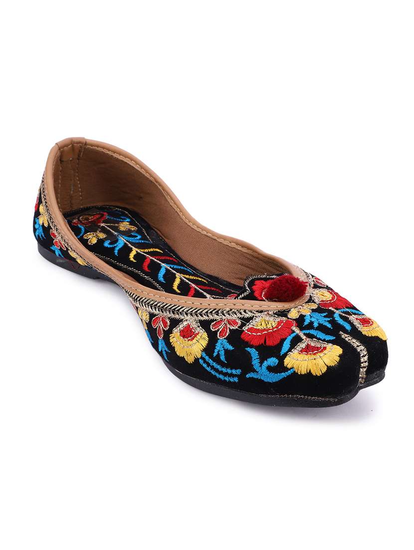 women embroidered mojari 